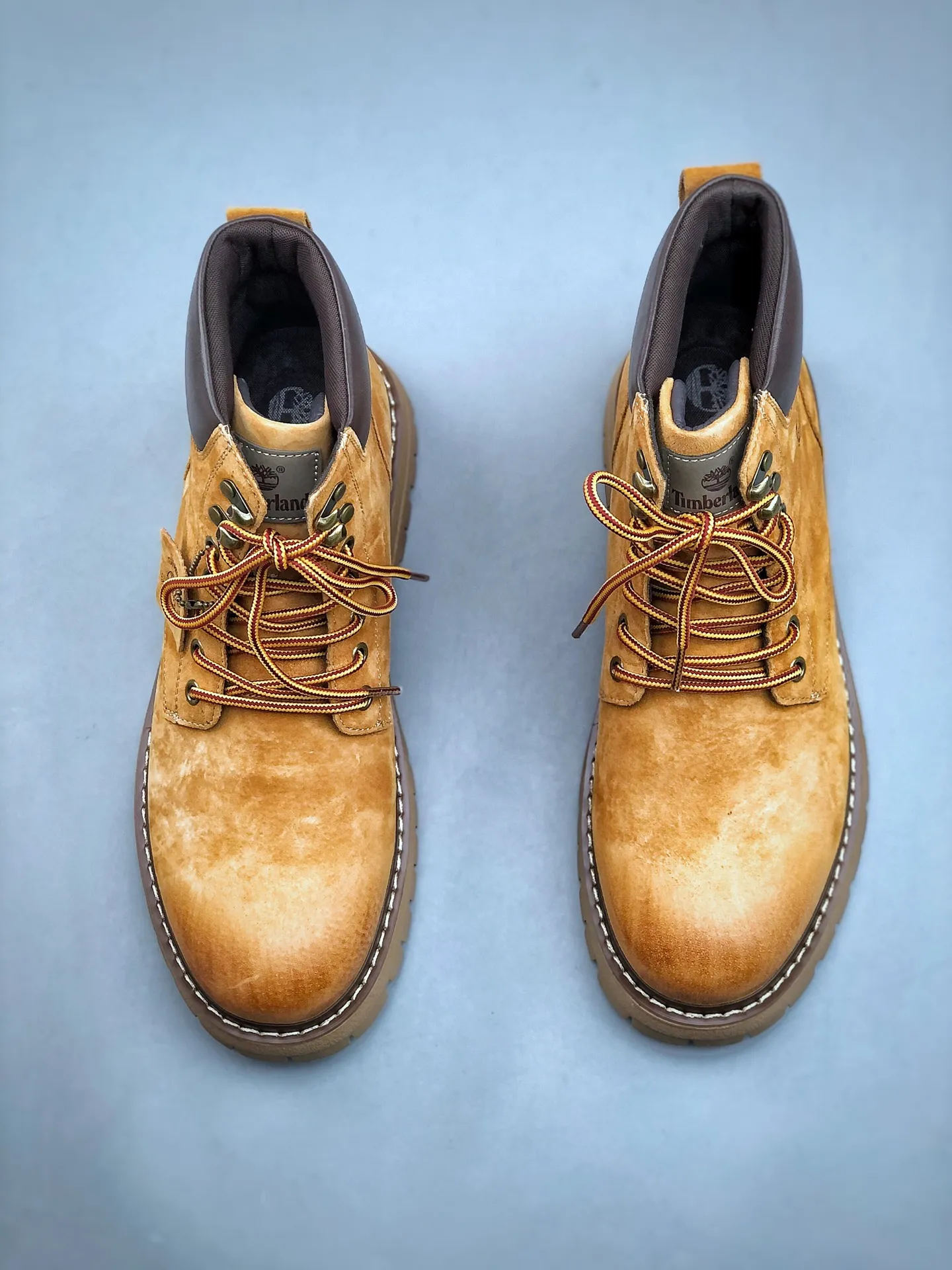 Local pick-up 💰560 supports store release. New goods 🚀 #Timberland Timberland/Timberland outdoor high-top casual rhubarb boots series #Guangdong Dachang quality, original box and original packaging, fashionable and trendy matching. The fabric is made of Italian 🇮🇹 top-grade frosted fine-grained cowhide. It is matched with anti-odor and anti-corrosion genuine leather latex insoles. The outsole and hardware are all made from OEM raw materials. It is the same as the original Goodyear and will never be glued. Good products do not kill pigs. Exclusively launched on the whole network. The quality is unquestionable. The whole set of official website unified packaging gives you a perfect wearing experience. The quality is exquisite and durable. A must-have for sportsmen. Specially designed to treat those who are not handsome. High-quality and first-class foot feel. Special for cold protection and outdoor use this winter. Casual matching for daily use. Size: 38 39 40 41 42 43 44 (leather shoe size)